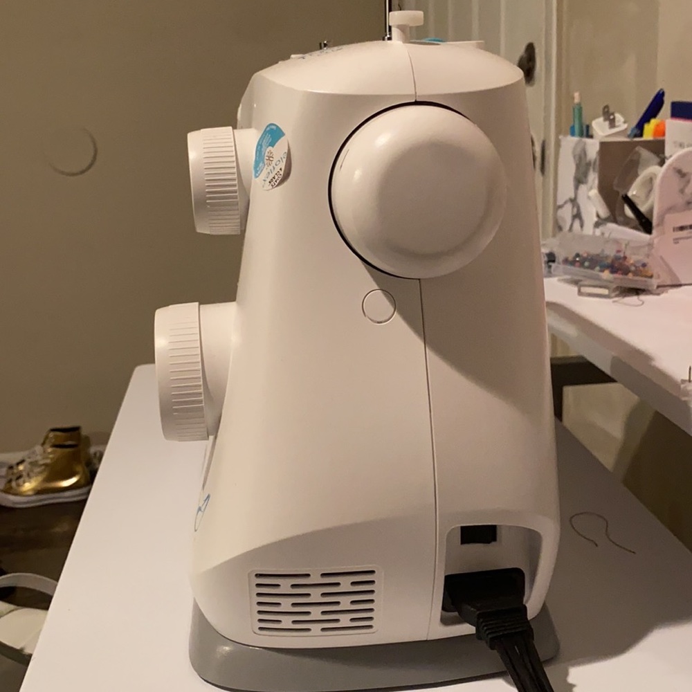 Singer sewing machine - Picture 7 of 13